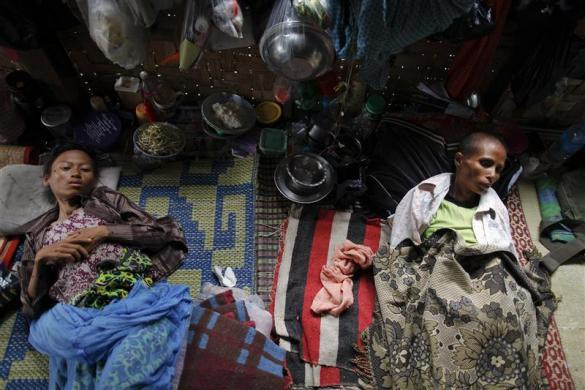 Ma Jam (phải) và Eiphyu Khine bị nhiễm HIV từ những người chồng quá cố tại nhà tế bần ở ngoại ô thành phố Yangon, Myanmar ngày 26/5/2012.