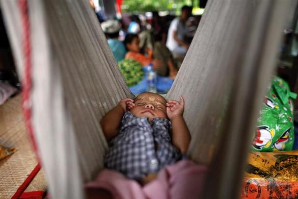 Bé Ei Ei Phyu bị nhiễm HIV dương tính ngủ trên võng của nhà tế bần ở ngoại ô thành phố Yangon, Myanmar ngày 26/5/2012.