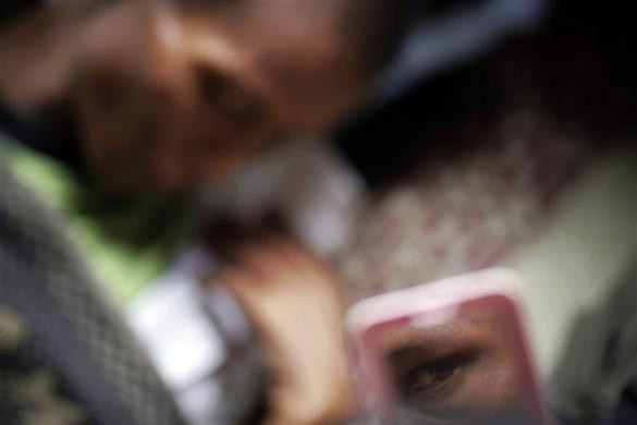 Những người nhiễm HIV dương tính cùng giúp nhau vượt qua cuộc sống khó khăn tại nhà tế bần ở ngoại ô thành phố Yangon, Myanmar ngày 26/5/2012.