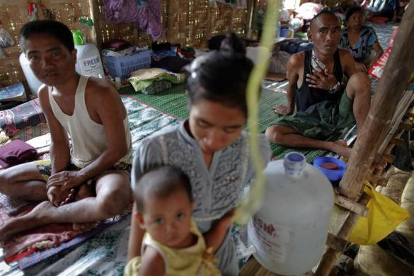 Những người nhiễm HIV dương tính cùng giúp nhau vượt qua cuộc sống khó khăn tại nhà tế bần ở ngoại ô thành phố Yangon, Myanmar ngày 26/5/2012.