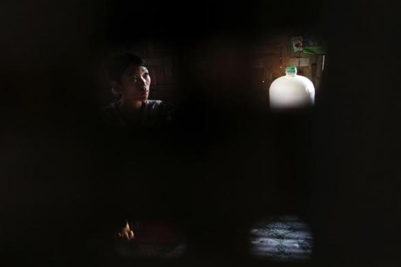 Một bệnh nhân HIV dương tính ngồi trong túp lều của mình tại nhà tế bần ở ngoại ô thành phố Yangon, Myanmar ngày 26/5/2012.