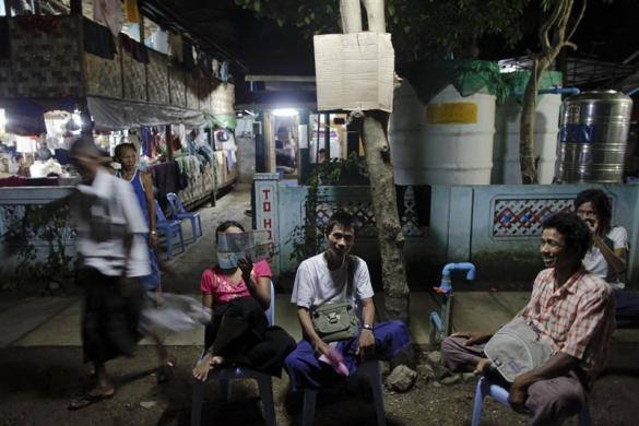 Người dân chờ kết quả xét nghiệm HIV bên ngoài nhà tế bần ở ngoại ô thành phố Yangon, Myanmar ngày 27/5/2012.