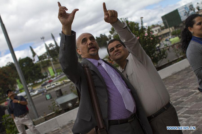 Người dân Guatemala City vẫn chưa hết bàng hoàng sau động đất. Người dân Guatemala City vẫn chưa hết bàng hoàng sau động đất.