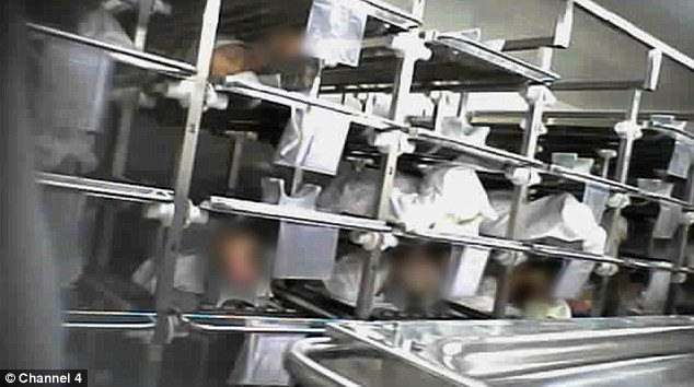 Thi thể người đã khuất được lưu trữ trong các nhà kho ở trạng thái trần truồng.