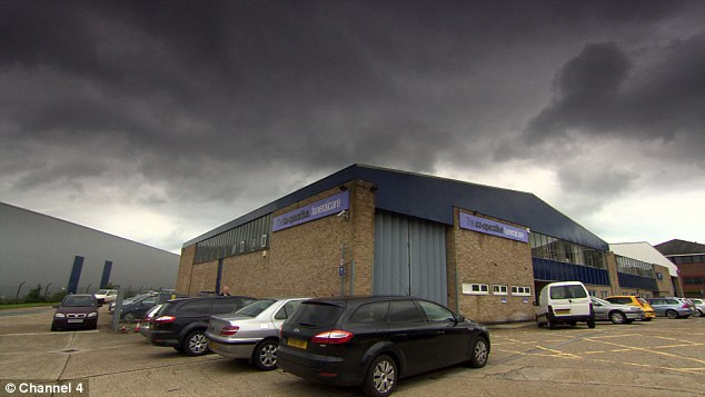 Nhà kho chứa thi thể của những người đã khuất để tiết kiệm chi phí thay vì để họ ở nhà tang lễ.