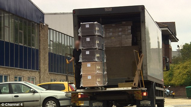 Khi thân nhân của người đã khuất yêu cầu được nhìn mặt họ một lần nữa, Co-op Funeralcare sẽ nhanh chóng chuyển thi thể họ vào quan tài và mang trở lại nhà tang lễ.