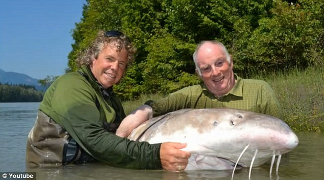 Hướng dẫn viên Werk (trái) và ông Snell. Hướng dẫn viên Werk (trái) và ông Snell.