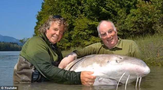 Hướng dẫn viên Werk (trái) và ông Snell.