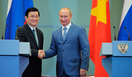 Tổng thống Liên bang Nga Vladimir Putin đón tiếp và hội đàm với Chủ tịch nước Trương Tấn Sang trong chiều ngày 27/7 tại Sochi.