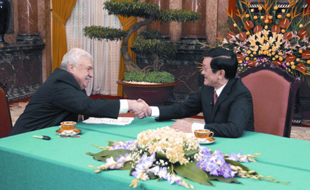 Chủ tịch nước Trương Tấn Sang gặp gỡ Phó Tổng Giám đốc thứ nhất Hãng thông tấn Nga ITAR-TASS Mikhail Gusman trong cuộc phỏng vấn độc quyền nhân chuyến thăm nước Nga từ ngày 26-30/7. Chủ tịch nước cũng đã tham gia trả lời phỏng vấn với Kênh 24 của Nga.