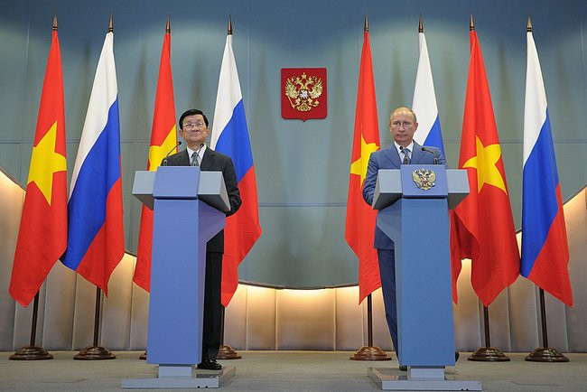 Tổng thống Liên bang Nga Vladimir Putin đón tiếp và hội đàm với Chủ tịch nước Trương Tấn Sang trong chiều ngày 27/7 tại Sochi.