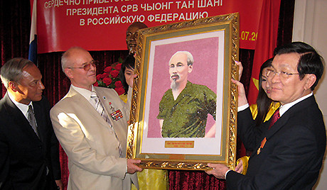 Chủ tịch nước Trương Tấn Sang tại Đại sứ quán Việt Nam ở Moscow ngày 26/7.