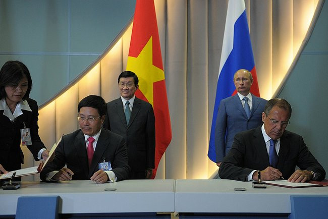 Tổng thống Liên bang Nga Vladimir Putin đón tiếp và hội đàm với Chủ tịch nước Trương Tấn Sang trong chiều ngày 27/7 tại Sochi.