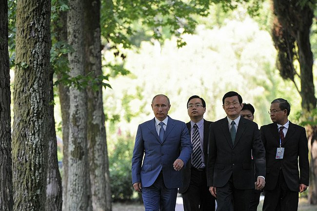 Tổng thống Liên bang Nga Vladimir Putin đón tiếp và hội đàm với Chủ tịch nước Trương Tấn Sang trong chiều ngày 27/7 tại Sochi.