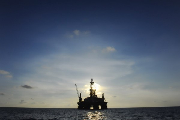 Sau 28 ngày làm việc, các công nhân viên lại được trở về đất liền nghỉ ngơi 28 ngày. Mỗi chuyến bay từ giàn khoan vào đất liền hay ngược lại kéo dài 2 giờ.