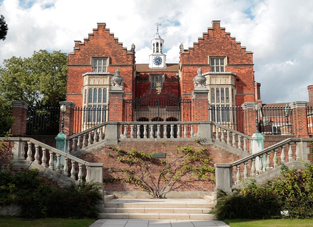 Ngay từ nhỏ, Bạc Qua Qua đã được hưởng một nền giáo dục phương Tây tốt nhất. Năm 12 tuổi, Qua Qua đã được gửi tới học tại trường dự bị Papplewick với lệ phí 10.000 bảng Anh để trau dồi ngoại ngữ. Trường Harrow nơi Qua Qua từng theo học.