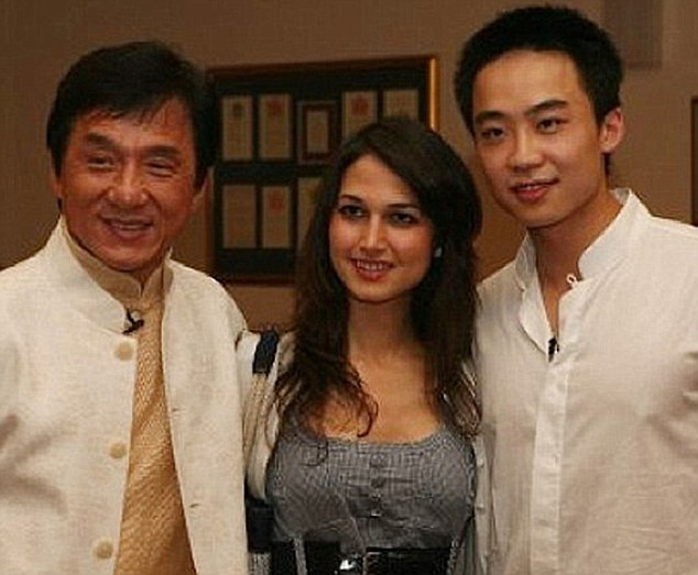 Theo Telegraph, thành tích học tập của Qua Qua tại Anh không quá nổi bật, thậm chí anh từng bị đình chỉ một thời gian. Tuy nhiên, anh vẫn gây ấn tượng với các sinh viên trong trường sau sự kiện làm một quả bóng có hình các võ tăng Thiếu Lâm và mời Jakie Chan tới Oxford.