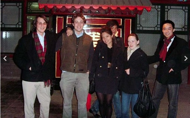 Khi theo học ở Oxford, Qua Qua có mối quan hệ thân thiết với 4 người bạn hiện đang làm việc cho các tập đoàn quốc tế lớn gồm Lawrence Barclay (24) hiện đang làm tư vấn cho tập đoàn Monitor - một công ty đa quốc gia từng làm việc với Đại tá Gaddafi trước khi chính quyền của ông bị lật đổ. Ảnh từ trái sang phải: Bo Guagua, Lawrence Barclay, Augustus Robinson, Pippa Lamb, Terry Oh, Lara Adamson