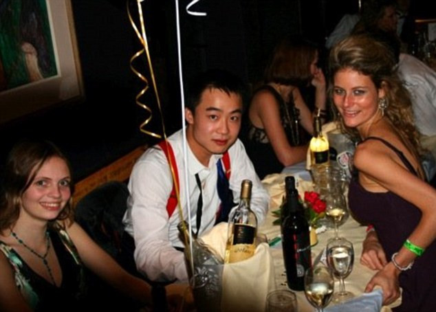 Theo Telegraph, trong số các nhân vật quyền lực Qua Qua thường giao lưu khi du học tại Anh có Lord Powell - cựu thư ký của Margaret Thatcher và John Major.