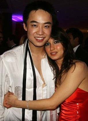 Sau khi rời chính trường, ông Powell, người có anh trai là Jonathan - "tham mưu trưởng" của Thủ tướng Tony Blair, đã có mối quan hệ rất chặt chẽ với Bạc Hy Lai.