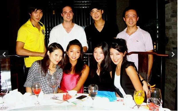 Augustus Robinson (23 tuổi) và Lara Adamson (25 tuổi) là luật sư tập sự của các hãng luật lớn. Ảnh: Qua Qua và Terry Oh (áo vàng)