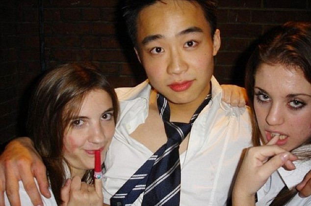 Năm 2006, Qua Qua thi đỗ vào Oxford - ngôi trường danh tiếng ở Anh - để nghiên cứu triết học, chính trị và kinh tế.Trong những ngày học tập tập tại Harrow và Oxford, Bạc Qua Qua cũng nổi tiếng là một công tử giàu có và thường xuất hiện trong các cuộc tiệc tùng.