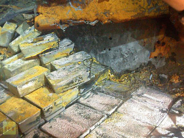 Hàng ngàn thỏi bạc nằm bên trong con tàu đắm.