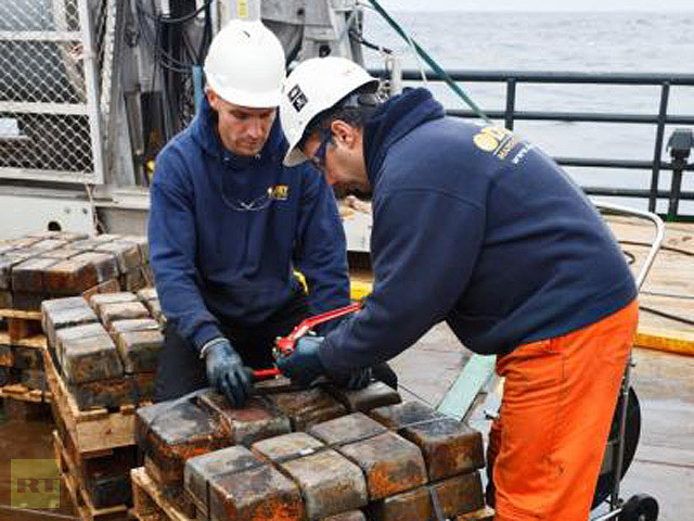 Các thợ săn kho báu trục vớt bạc lên tàu.