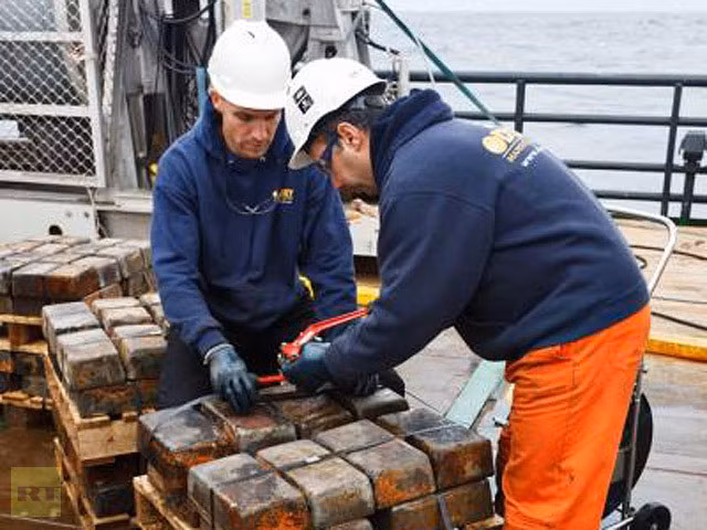 Các thợ săn kho báu trục vớt bạc lên tàu.