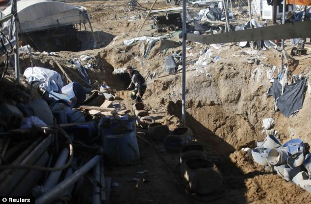 Hàng viện trợ quốc tế cũng được vận chuyển cho 1,6 triệu người dân Gaza bằng tuyến đường này. Hàng viện trợ quốc tế cũng được vận chuyển cho 1,6 triệu người dân Gaza bằng tuyến đường này.