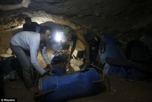 Những đường hầm này được coi là mạng sống mang lại các hàng hóa cần thiết như nhiên liệu, vật liệu xây dựng vào Gaza. Những đường hầm này được coi là mạng sống mang lại các hàng hóa cần thiết như nhiên liệu, vật liệu xây dựng vào Gaza.