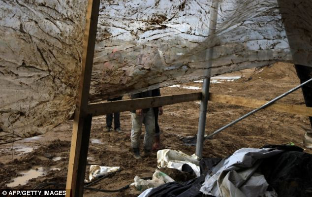 Các nguyên vật liệu là các món hàng chủ yếu được đưa vào Gaza. Các nguyên vật liệu là các món hàng chủ yếu được đưa vào Gaza.