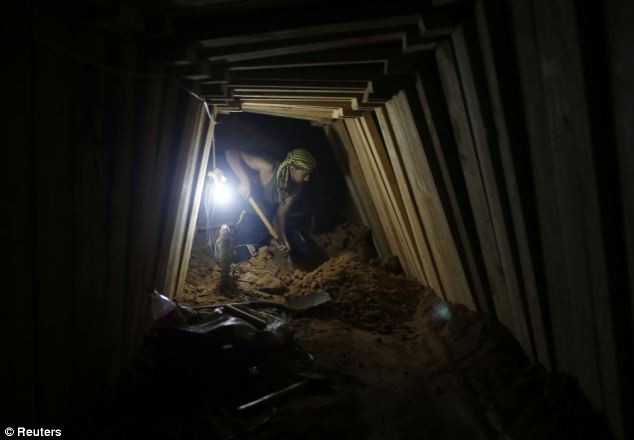 Chúng cũng được Hamas dùng để vận chuyển vũ khí bất hợp pháp. Chúng cũng được Hamas dùng để vận chuyển vũ khí bất hợp pháp.