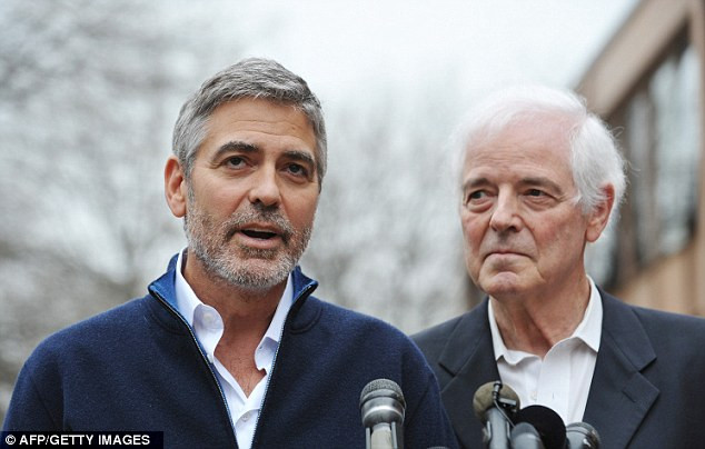 Cha con Clooney trả lời phỏng vấn sau khi được trả tự do. Cha con Clooney trả lời phỏng vấn sau khi được trả tự do.