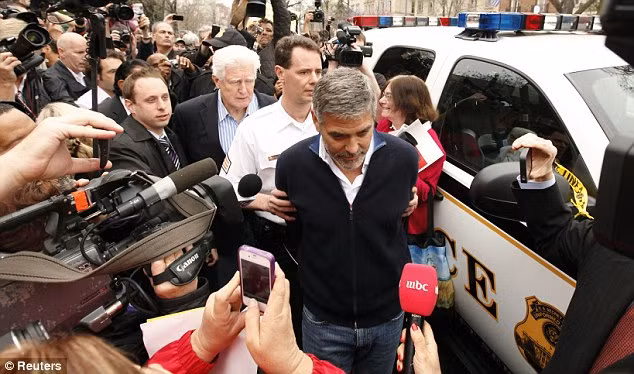 Trước đó một ngày, ngôi sao này đã xuất hiện trước Ủy ban Đối ngoại Thượng viện Mỹ bày tỏ quan điểm chỉ trích chính quyền Khartoum đẩy người dân nước này vào hoàn cảnh nguy hiểm khi không cho các chuyến hàng viện trợ lương thực từ các tổ chức nhân đạo quốc tế vào Sudan.