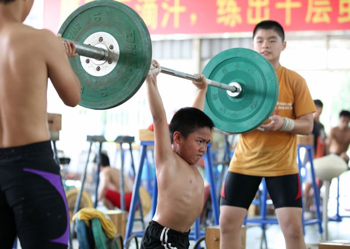 Một vận động viên cử tạ nhí trong giờ tập luyện tại Hạ Môn, Phúc Kiến, đông nam Trung Quốc. Một vận động viên cử tạ nhí trong giờ tập luyện tại Hạ Môn, Phúc Kiến, đông nam Trung Quốc.