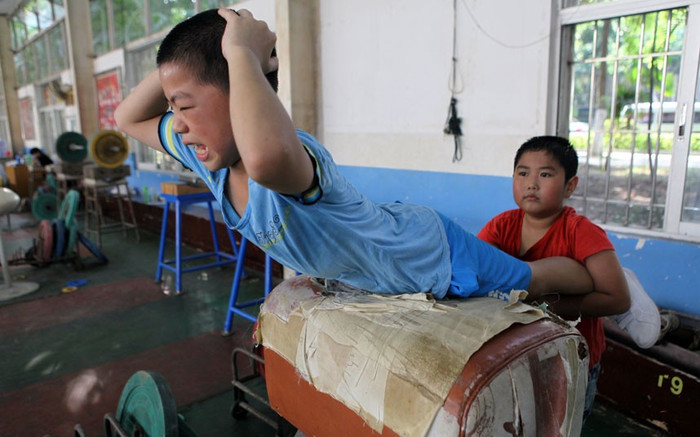 Các bé trai thuộc đội cử tạ giúp nhau tập luyện ở Hạ Môn, Phúc Kiến. Các bé trai thuộc đội cử tạ giúp nhau tập luyện ở Hạ Môn, Phúc Kiến.
