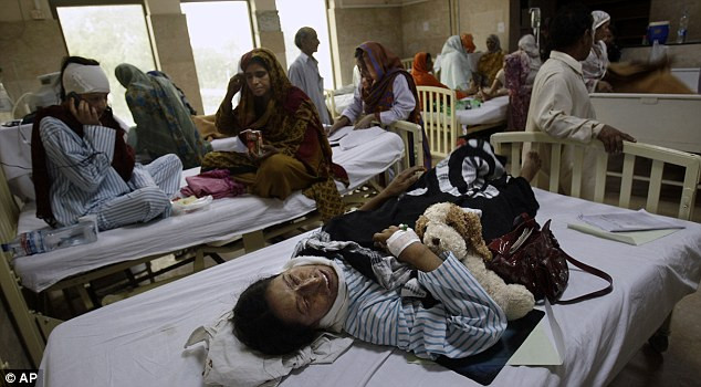 Saeda Kouser, 24 tuổi, nằm trên giường bệnh với vết thương trên cổ do chồng tấn công lúc đang ngủ. Saeda Kouser, 24 tuổi, nằm trên giường bệnh với vết thương trên cổ do chồng tấn công lúc đang ngủ.