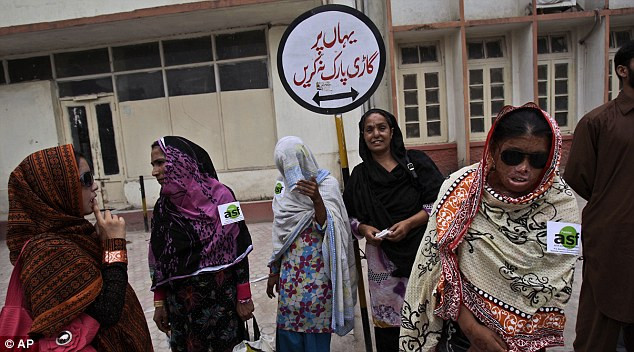 Rakhi, 51 tuổi (thứ 4 từ trái sang). Bà vừa được phẫu thuật ghép mũi hồi tháng 3 vừa qua. Mũi được coi là biểu tượng của danh dự đối với mỗi gia đình Pakistan - nên nó thường là mục tiêu tấn công của những người chồng bạc đãi vợ ở đất nước này. Rakhi, 51 tuổi (thứ 4 từ trái sang). Bà vừa được phẫu thuật ghép mũi hồi tháng 3 vừa qua. Mũi được coi là biểu tượng của danh dự đối với mỗi gia đình Pakistan - nên nó thường là mục tiêu tấn công của những người chồng bạc đãi vợ ở đất nước này.