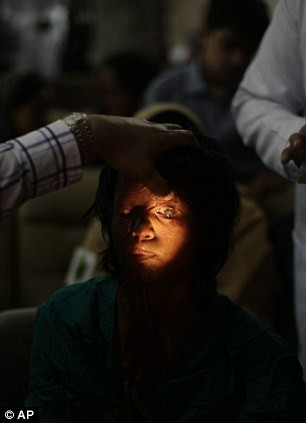 Sedra Javeed, 14 tuổi, bị tấn công a-xít bởi một người đàn ông vì từ chối làm bạn với anh ta. Sedra Javeed, 14 tuổi, bị tấn công a-xít bởi một người đàn ông vì từ chối làm bạn với anh ta.