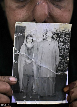 "Một người phụ nữ chỉ là một phụ nữ khi ở trong nhà, ra ngoài chỉ là một con điếm" - gã chồng tệ bạc tiếp tục mắng Rakhi khi cô nằm chảy máu trên con đường bụi bặm trước cửa nhà sau khi cắt mũi và chém vào chân để cô không thể ra ngoài mà không có sự cho phép của hắn. "Một người phụ nữ chỉ là một phụ nữ khi ở trong nhà, ra ngoài chỉ là một con điếm" - gã chồng tệ bạc tiếp tục mắng Rakhi khi cô nằm chảy máu trên con đường bụi bặm trước cửa nhà sau khi cắt mũi và chém vào chân để cô không thể ra ngoài mà không có sự cho phép của hắn.