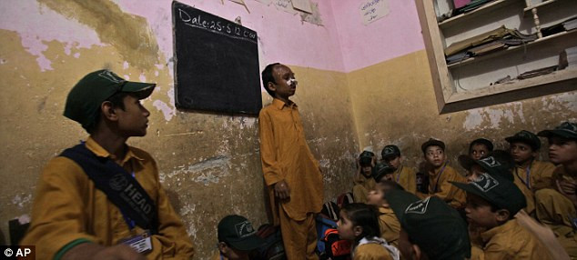 Akhtar Yar, 9 tuổi, đọc kinh thánh tại lớp học ở Peshawar, Pakistan Akhtar Yar, 9 tuổi, đọc kinh thánh tại lớp học ở Peshawar, Pakistan