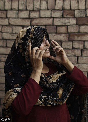 Chuyện đã xảy ra từ 32 năm trước, năm 1980, khi Rakhi mới 19 tuổi. Sau sáu năm liên tục bị chồng bạo hành, Allah Rakhi đã quyết định kết thúc cuộc hôn nhân của mình. Tuy nhiên, bà đã bị người chồng độc ác đã túm lấy một con dao, cắt mũi cô và hét lên: "Ngươi không còn đẹp được nữa!". Chuyện đã xảy ra từ 32 năm trước, năm 1980, khi Rakhi mới 19 tuổi. Sau sáu năm liên tục bị chồng bạo hành, Allah Rakhi đã quyết định kết thúc cuộc hôn nhân của mình. Tuy nhiên, bà đã bị người chồng độc ác đã túm lấy một con dao, cắt mũi cô và hét lên: "Ngươi không còn đẹp được nữa!".