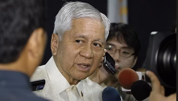 Ngoại trưởng Philippines Albert Del Rosario trong cuộc họp báo tại Manila hôm 13/4.
