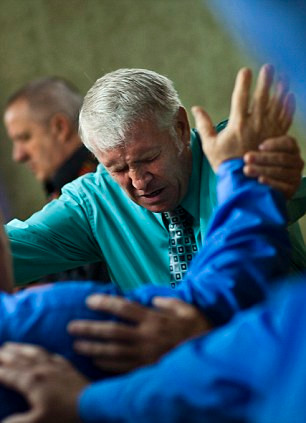 Tommy Addair đang giúp một tín đồ thực thi nghi lễ kỳ quái và mạo hiểm.