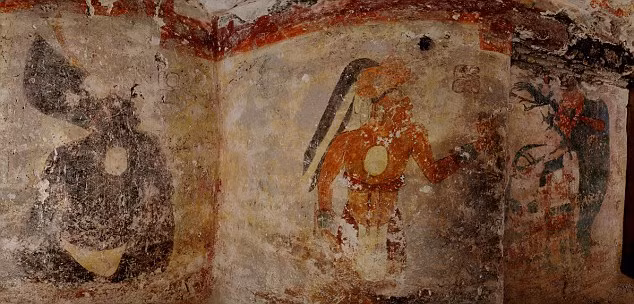 Những hình vẽ chưa từng được nhìn thấy tại các di tích Maya cổ được phát hiện trước kia ở bên trong di tích cổ tại Guatemala. Những hình vẽ chưa từng được nhìn thấy tại các di tích Maya cổ được phát hiện trước kia ở bên trong di tích cổ tại Guatemala.