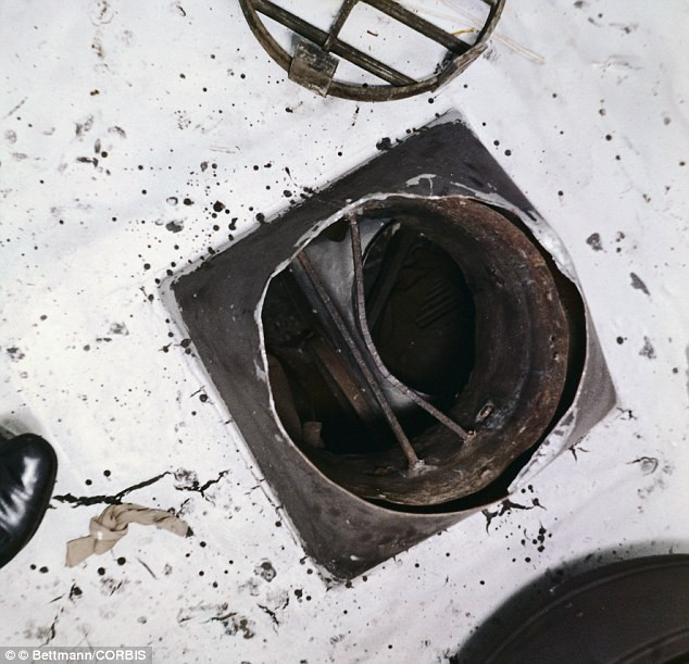 Những kẻ vượt ngục đã dùng lỗ thông hơi này làm lối thoát. Những kẻ vượt ngục đã dùng lỗ thông hơi này làm lối thoát.