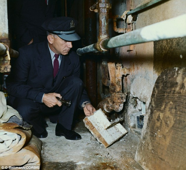 3 tù nhân đã dành nhiều tháng để đào hầm xuyên qua xà lim bằng thìa và dao cắt bơ. 3 tù nhân đã dành nhiều tháng để đào hầm xuyên qua xà lim bằng thìa và dao cắt bơ.