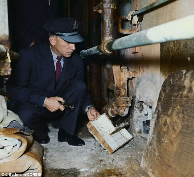 3 tù nhân đã dành nhiều tháng để đào hầm xuyên qua xà lim bằng thìa và dao cắt bơ. 3 tù nhân đã dành nhiều tháng để đào hầm xuyên qua xà lim bằng thìa và dao cắt bơ.