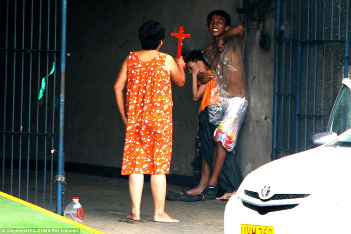 Bà mẹ dũng cảm dùng cây thánh giá tiếp cận kẻ bắt cóc cầu xin hắn trả tự do cho đứa con trai của mình.